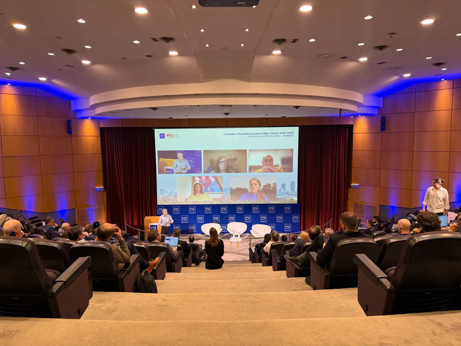 Auditorio del Campus IAE durante el Programa Internacional, con el público frente a la pantalla