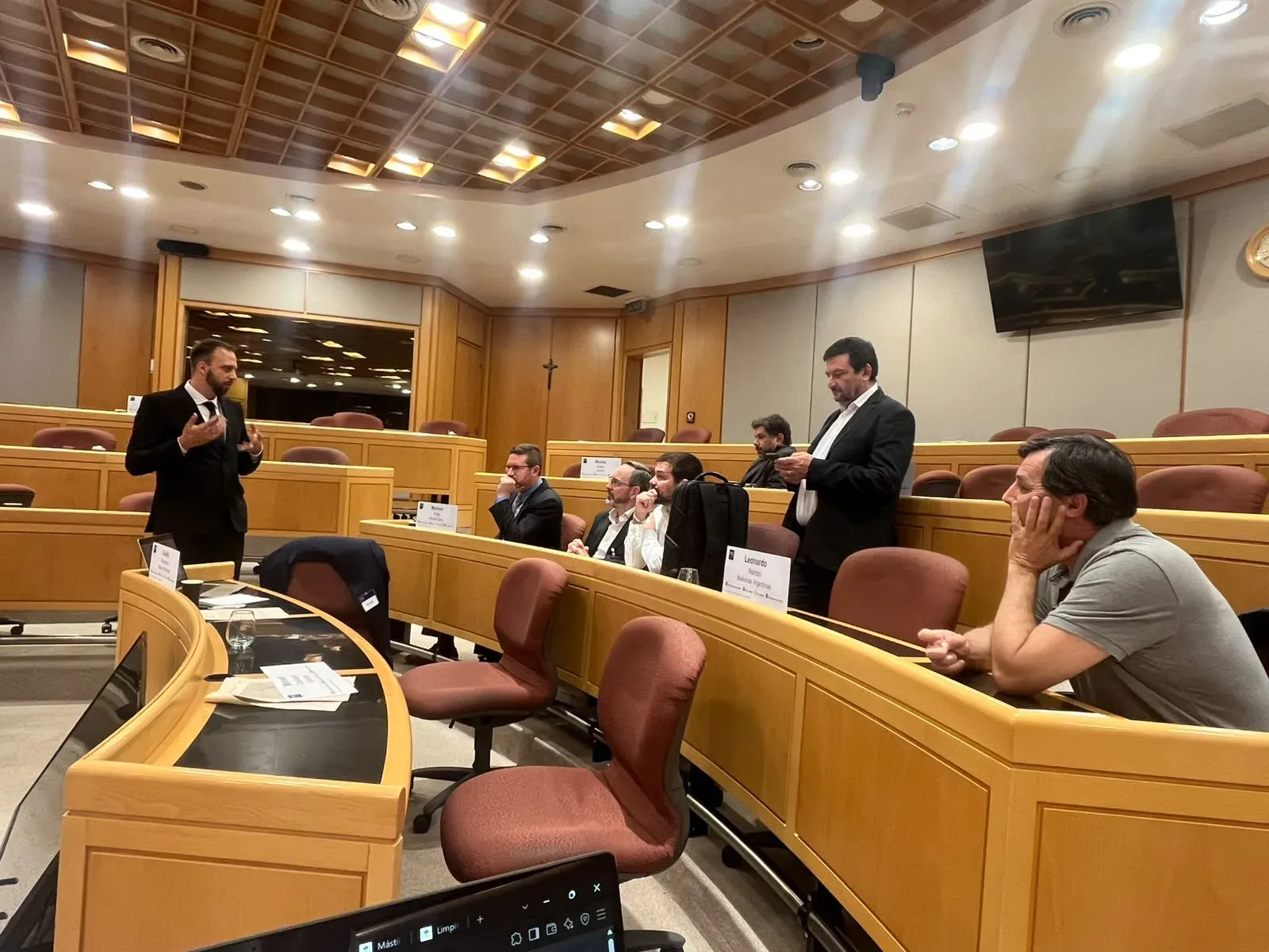 Caso en vivo en un aula del IAE: un expositor presenta ante intendentes y referentes de gobierno