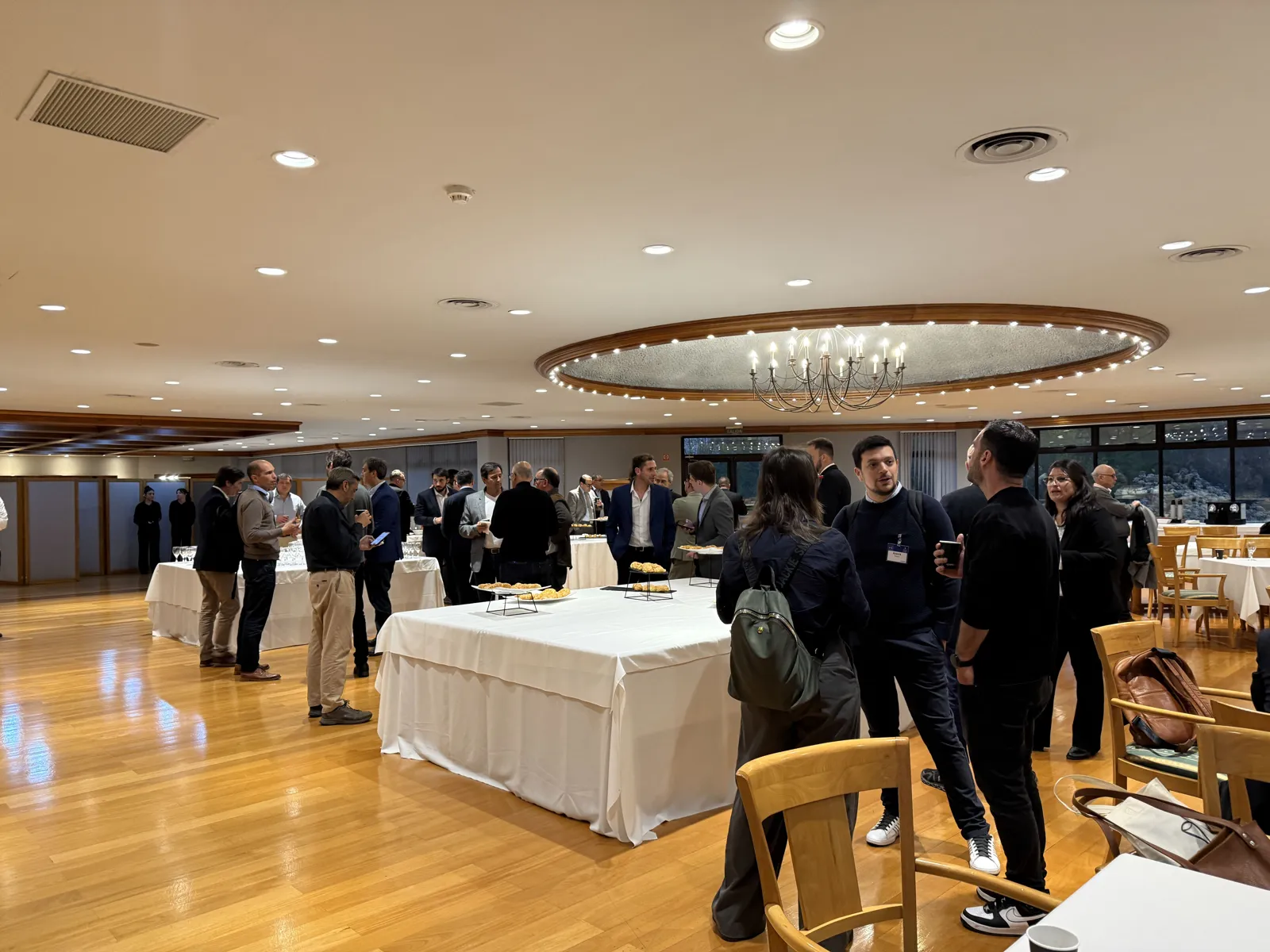 Encuentro y networking entre participantes en el Campus IAE
