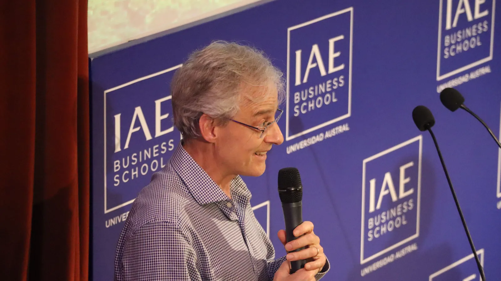 Héctor Rocha, director académico del programa, durante su exposición