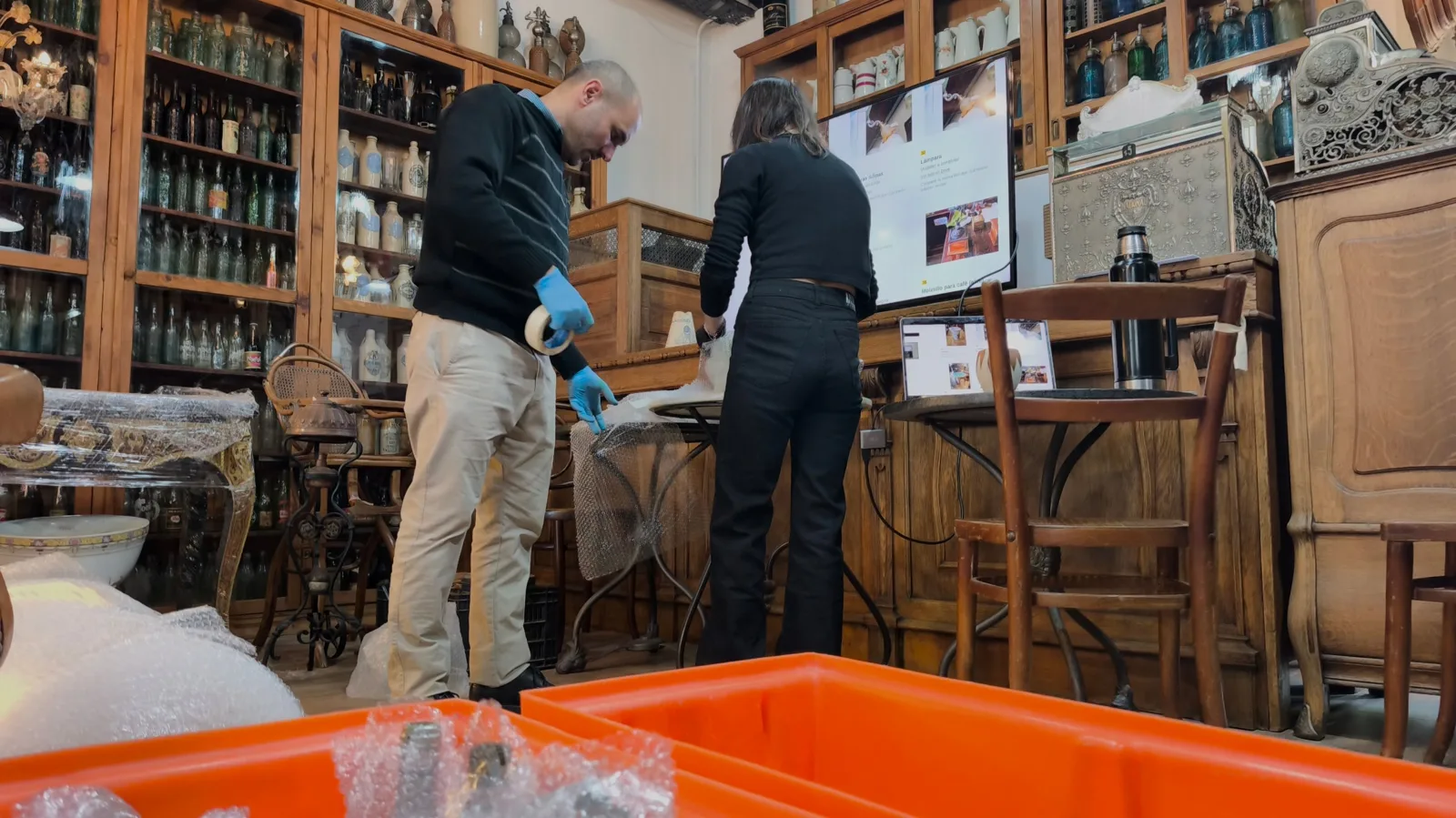 Embalaje de una mesa de bar para el traslado al Museo Roca